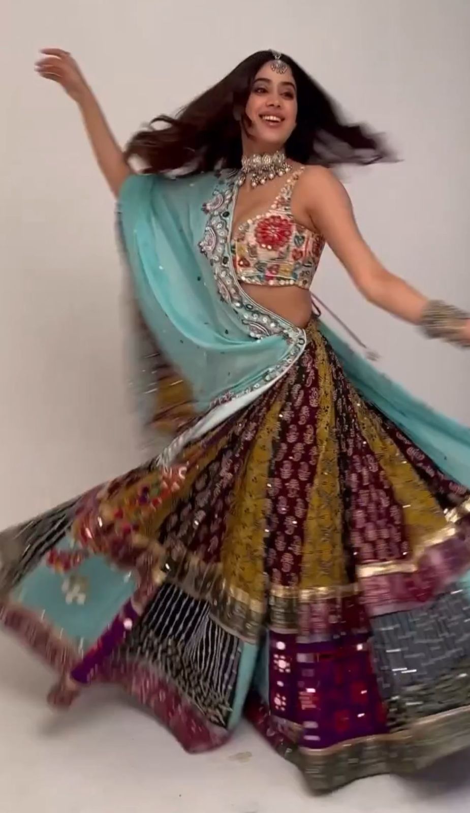 Jhanvi kapoor navratri lehenga chaniya choli