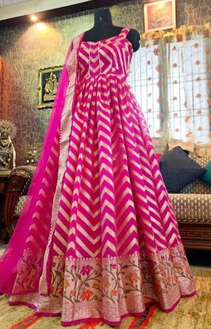 Pink tapeta silk printed gown